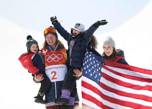 (180222) -- PYEONGCHANG, Feb. 22, 2018 (Xinhua) -- David Wise of the United States celebrates with his family after men\