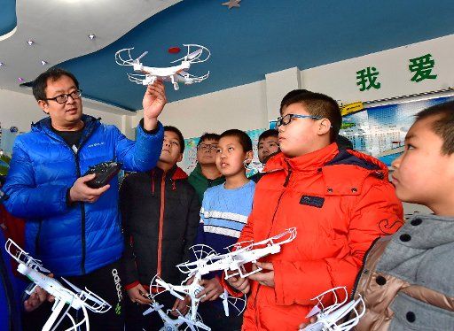 (180316) -- SHIJIAZHUANG, March 16, 2018 (Xinhua) -- A teacher introduces knowledge about drone at Kaiping Primary School in the Kaiping District of Tangshan, north China\