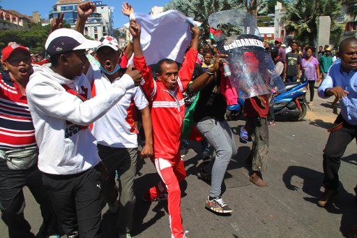 (180421) -- ANTANANARIVO, April 21, 2018 (Xinhua) -- People demonstrate at the May 13 square, in Antananarivo, Madagascar, April 21, 2018. One was shot dead, while 17 others were injured during opposition demonstrations on Saturday in Antananarivo, capital of Madagascar, Madagascar\