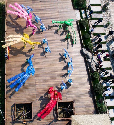 (180425) -- HANGZHOU, April 25, 2018 (Xinhua) -- Tourists view folk dance performed with phoenix-figured lanterns at Taiyang Village, Hangzhou, east China\