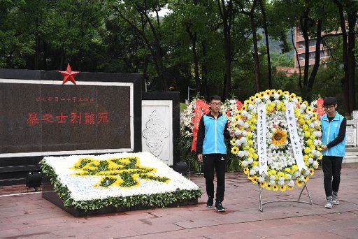 (180406) -- CHONGQING, April 6, 2018 (Xinhua) -- College students pay homage in front of a monument at the Geleshan cemetery of martyrs in Chongqing, southwest China, April 6, 2018, on the occasion of the Qingming Festival. (Xinhua\/Wang Quanchao) (xzy)