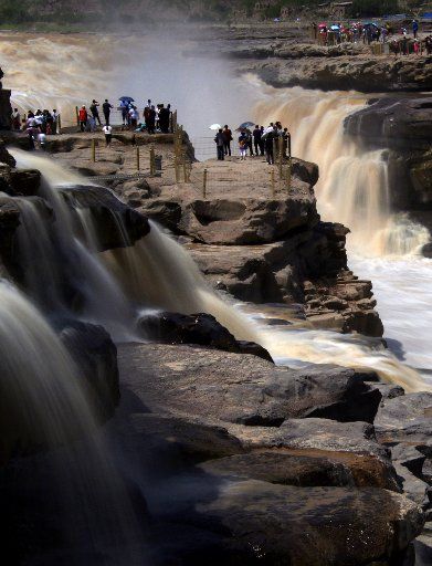 (180519) -- YICHUAN, May 19, 2018 (Xinhua) -- Tourists view Hukou Waterfall of the Yellow River in Yichuan County, northwest China\
