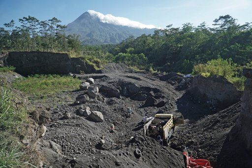 (180522) -- YOGYAKARTA, May 22, 2018 (Xinhua) -- Mount Merapi spews ashes at Cangkringan village in Sleman, Yogyakarta, Indonesia, May 22, 2018. Mount Merapi, the most active volcano in Indonesia, spewed a column of ashes of 3,500 meters to the air early Tuesday, triggering evacuation, a disaster agency official said. (Xinhua\/Oka Hamied)