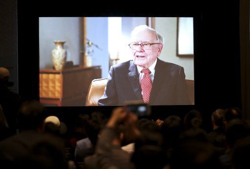 (180505) -- OMAHA, May 5, 2018 (Xinhua) -- Participants watch a video of an interview of U.S. billionaire investor Warren Buffett in Omaha, the United States, May 4, 2018, one day prior to the Berkshire Hathaway\