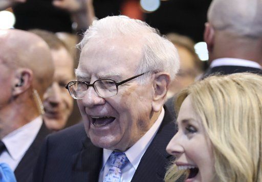 (180505) -- OMAHA (U.S.), May 5, 2018 (Xinhua) -- U.S. billionaire investor Warren Buffett (C), chairman and CEO of Berkshire Hathaway, visits an exhibition on his invested companies before the Berkshire Hathaway\