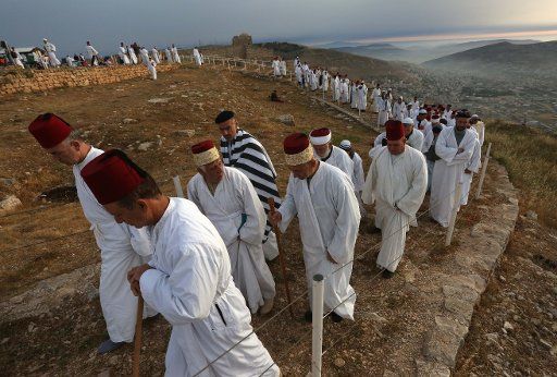 (180506) -- NABLUS, May 6, 2018 (Xinhua) -- Samaritan take part in the pilgrimage for the holy day of Passover at the religion\