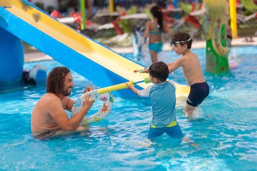 (180608) -- JERICHO, June 8, 2018 (Xinhua) -- Palestinians enjoy their time at a pool in the West Bank city of Jericho, on a hot summer day, on June 8, 2018.(Xinhua\/Luay Sababa) (wtc)