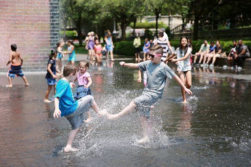 (180617) -- CHICAGO, June 17, 2018 (Xinhua) -- People play at the Crown Fountain in Millennium Park of downtown Chicago, the United States, on June 16, 2018. The temperature here suddenly surged over 30 degrees celsius on Saturday. (Xinhua\/Wang Ping) (djj)
