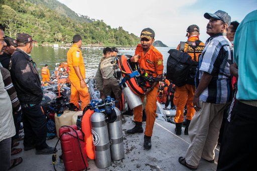(180621) -- NORTH SUMATRA, June 21, 2018 (Xinhua) -- Search and rescue team prepare dive equipments during operations for the sunken boat in North Sumatra, Indonesia, on June 21, 2018. Indonesia\