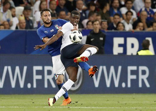 (180602) -- NICE, June 2, 2018 (Xinhua) -- Paul Pogba (R) of France competes with Danilo D\