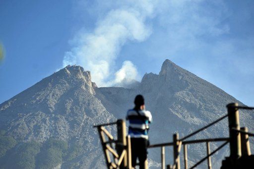 (180604) -- YOGYAKARTA, June 4, 2018 (Xinhua) -- Photo taken on June 4, 2018 shows the Mount Merapi in Yogyakarta, Indonesia. Indonesia\