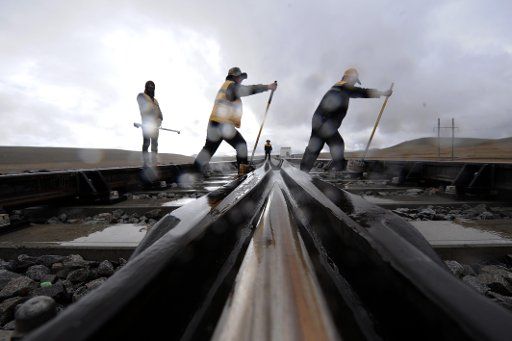 (180701) -- GOLMUD, July 1, 2018 (Xinhua) -- Workers reinforce tracks in the rain near the Tanggula Station of the Qinghai-Tibet railway, northwest China\