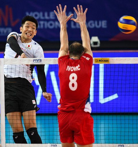(180623) -- JIANGMEN, June 23, 2018 (Xinhua) -- Otake Issei (L) of Japan spikes the ball during a match against Serbia at the FIVB Nations League 2018 men\