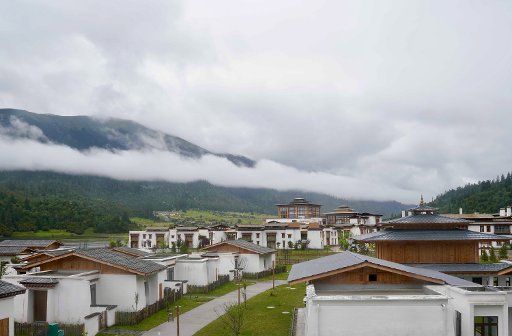 (180803) -- NYINGCHI, Aug. 3, 2018 (Xinhua) -- Houses are seen in Lulang Town of Nyingchi City, southwest China\