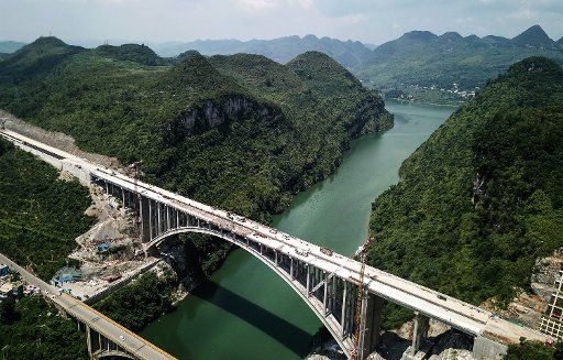 (180712) -- PUDING, July 12, 2018 (Xinhua) -- This aerial photo taken on July 12, 2018 shows the Yelanghu Bridge under construction in Puding County, southwest China\