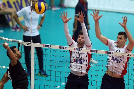 (180819) -- ZAGREB, Aug. 19, 2018 (Xinhua) -- Marco Evan Ferreira (L) of Portugal competes during the 2019 CEV European Championship Men\