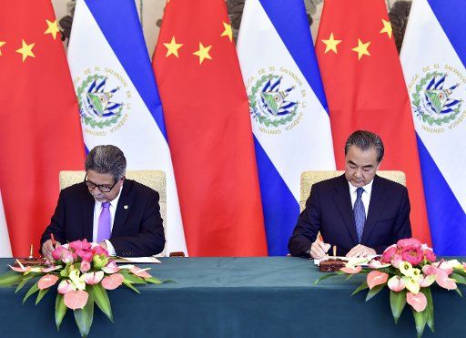 (180821) -- BEIJING, Aug. 21, 2018 (Xinhua) -- Chinese State Councilor and Foreign Minister Wang Yi (R) and Salvadorean Foreign Minister Carlos Castaneda sign a joint communique in Beijing, capital of China, Aug. 21, 2018. The People\