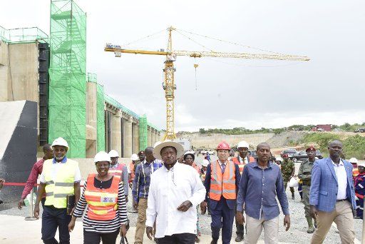 (180824) -- KIRYANDONGO, Aug. 24, 2018 (Xinhua) -- Ugandan President Yoweri Museveni (Front C) inspects the construction work of the country\