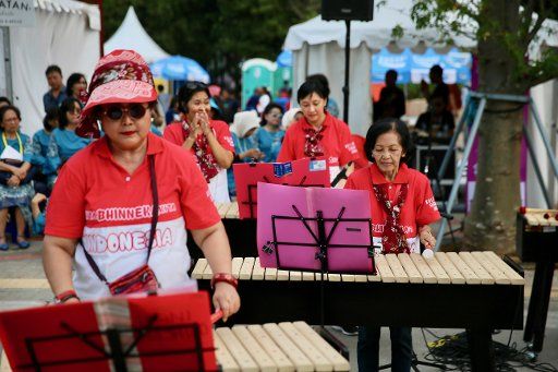 (180826) -- JAKARTA, Aug. 26, 2018 (Xinhua) -- Local residents perform kolintang outside the Gelora Bung Karno (GBK) Main Stadium of the 18th Asian Games in Jakarta, Indonesia, on Aug. 25, 2018. Residents in Jakarta are engaged in various kinds of activities to welcome guests coming for the 18th Asian Games. (Xinhua\/Hou Dongtao)