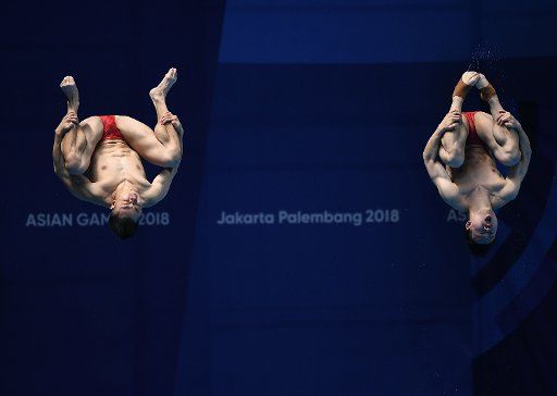 (180828) -- JAKARTA, Aug. 28, 2018 (Xinhua) -- Cao Yuan and Xie Siyi of China compete during the Diving Men\