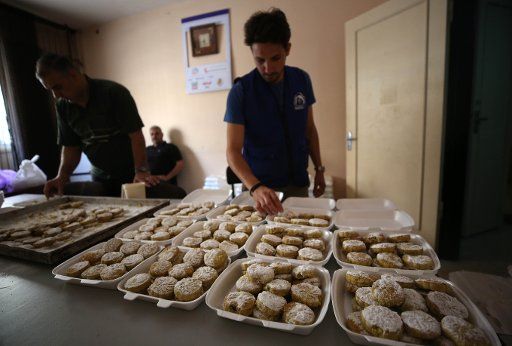 (180814) -- NABLUS, Aug. 14, 2018 (Xinhua) -- A Palestinian volunteer prepares traditional cookies for poor families during a campaign ahead of Muslim\
