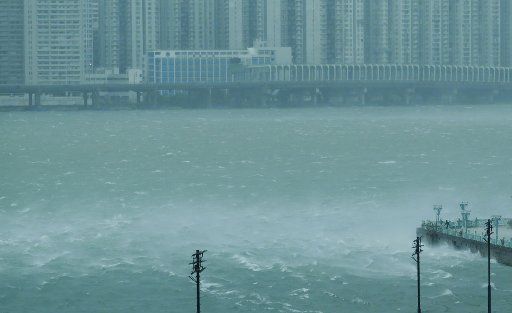(180916) -- HONG KONG, Sept. 16, 2018 (Xinhua) -- Photo taken on Sept. 16, 2018 shows sea waves in Hong Kong, south China. The Hong Kong Observatory issued the No. 10 hurricane signal, the top level warning, at 9:40 a.m. on Sunday, as severe typhoon Mangkhut is near. (Xinhua\/Wang Shen) (yxb)
