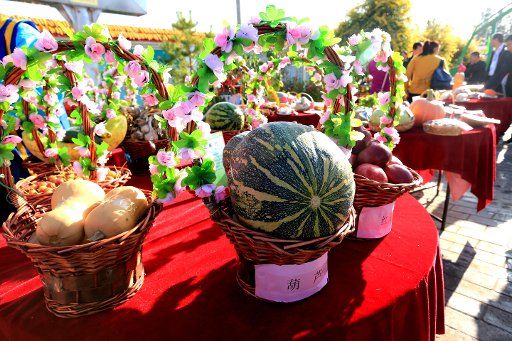 (180922) -- ZHANGYE, Sept. 22, 2018 (Xinhua) -- People view farm products during harvest celebrations held at Liaoyan Village in the Ganzhou District of Zhangye, northwest China\