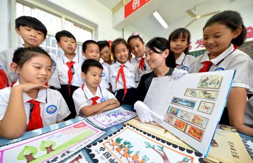 (181009) -- SHIJIAZHUANG, Oct. 9, 2018 (Xinhua) -- A teacher gives lessons about stamps to students at a primary school in Hanshan District of Handan, north China\