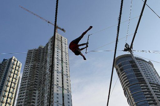 (180930) -- TAGUIG, Sept. 30, 2018 (Xinhua) -- A student learns how to swing at the school of Flying Trapeze Philippines in Taguig City, the Philippines, Sept. 30, 2018. (Xinhua\/Rouelle Umali) (lrz)