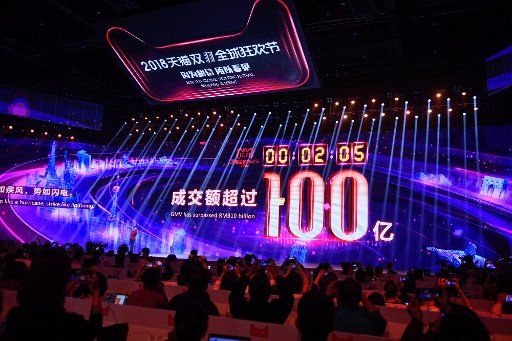 (181111) -- SHANGHAI, Nov. 11, 2018 (Xinhua) -- A giant screen displays sales on Alibaba\