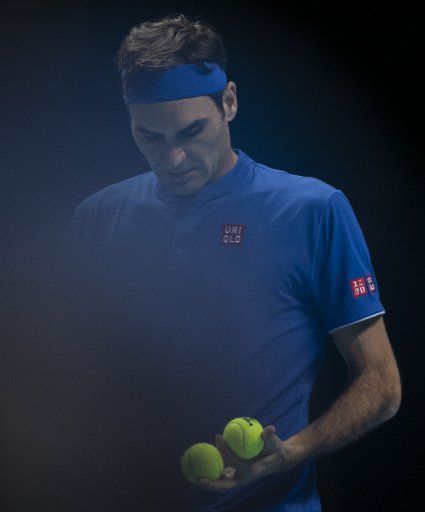 (181112) -- LONDON, Nov. 12, 2018 (Xinhua) -- Roger Federer of Switzerland reacts during the men\