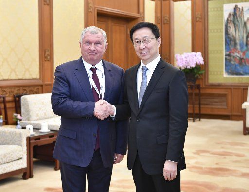 (181129) -- BEIJING, Nov. 29, 2018 (Xinhua) -- Chinese Vice Premier Han Zheng (R), also a member of the Standing Committee of the Political Bureau of the Communist Party of China Central Committee, meets with Igor Sechin, the executive secretary of the Russian Presidential Commission for the Strategic Development of the Fuel and Energy Sector and Environmental Security, in Beijing, capital of China, Nov. 29, 2018. Sechin, also chief of Russian oil company Rosneft, was in Beijing to attend the China-Russia energy business forum. (Xinhua\/Yin Bogu) (hxy)
