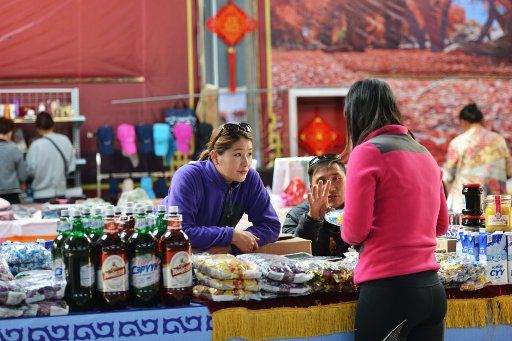 (181210) -- BEIJING, Dec. 10, 2018 (Xinhua) -- Customers selects goods at a border trade market in Ceke port in Ejina Banner, north China\