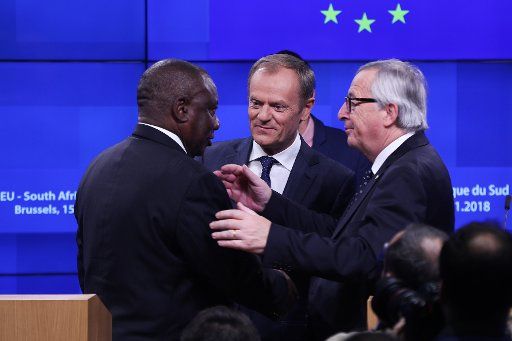 (181115) -- BRUSSELS, Nov. 15, 2018 (Xinhua) -- European Council President Donald Tusk (C), European Commission President Jean-Claude Juncker (R) greet South African President Cyril Ramaphosa at a press conference after an EU-South Africa summit at the European Council in Brussels, Belgium, on Nov. 15, 2018. (Xinhua\/Zheng Huansong)(dh)