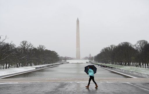 (181115) -- WASHINGTON, Nov. 15, 2018 (Xinhua) -- A woman walks in snow near the Lincoln Memorial Reflecting Pool in Washington D.C., the United States, on Nov. 15, 2018. This season\