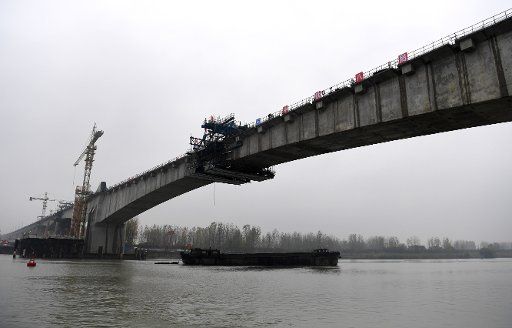 (181118) -- SHOUXIAN, Nov. 18, 2018 (Xinhua) -- Photo taken on Nov. 18, 2018 shows the construction site of the Huaihe River bridge of Shangqiu-Hefei-Hangzhou high-speed railway in east China\