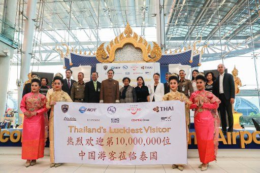 (181220) -- BANGKOK, Dec. 20, 2018 (Xinhua) -- Thai Minister of Tourism and Sports Weerasak Kowsurat (9th R in the second row) welcomes He Weixin (7th R in the second row), the 10 millionth Chinese visitor who was from China\