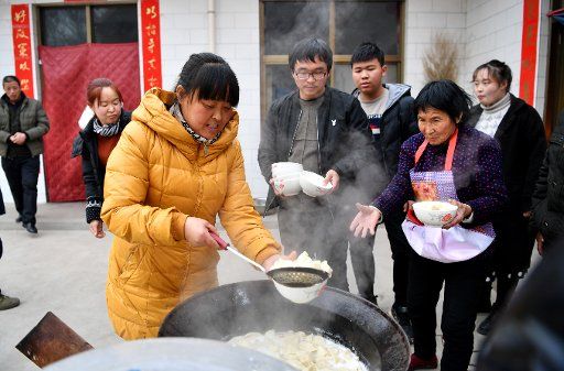 (190129) -- WENXI COUNTY, Jan. 29, 2019 (Xinhua) -- Residents of the "Home of Happiness" poverty-alleviation settlement have a meal of dumplings together in Zhangcailing Village of Yangyu Township, Wenxi County, north China\