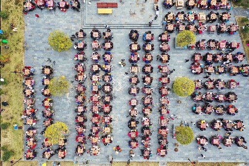 (190203) -- PINGXIANG, Feb. 3, 2019 (Xinhua) -- Aerial photo taken on Feb. 3, 2019 shows a banquet attended by over a thousand people for the upcoming Spring Festival at Hutang Village of Lianhua County in Pingxiang, east China\