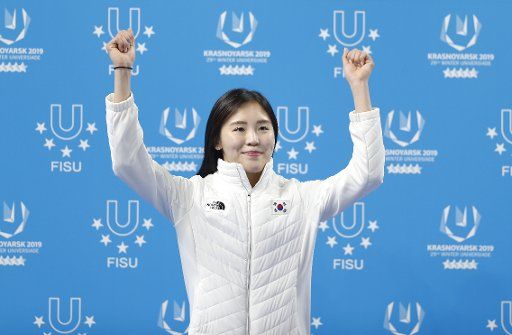 (190304) -- KRASNOYARSK, March 4, 2019 (Xinhua) -- Gold medalist Kim A Lang of South Korea celebrates on the podium during the awarding ceremony after the ladies\