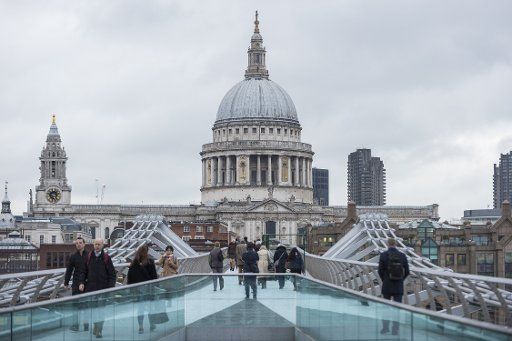 (190307) -- LONDON, March 7, 2019 (Xinhua) -- Office workers from financial institutions cross the Millennium Bridge, with St. Paul\