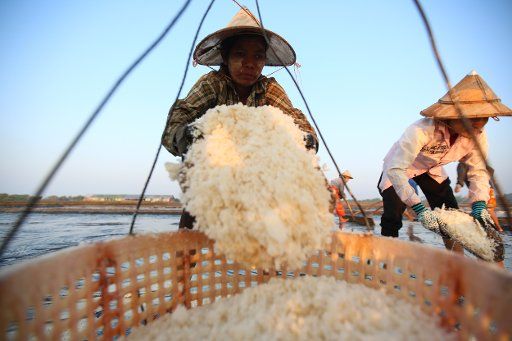 (190302) -- THANBYUZAYAT, March 2, 2019 (Xinhua) -- Farmers work in salt beds at Pa-nga Village, Thanbyuzayat Township, Mon State, Myanmar, March 2, 2019. (Xinhua\/U Aung)