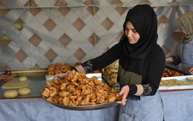 (190317) -- MAZAR-I-SHARIF, March 17, 2019 (Xinhua) -- An Afghan woman works at a cake factory ahead of the annual Nawroz Festival in Mazar-i-Sharif, capital of Balkh province, Afghanistan, March 17, 2019. (Xinhua\/Kawa Basharat
