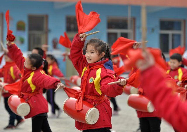 (190320) -- XINGTAI, March 20, 2019 (Xinhua) -- Students practice waist drum dance at Baiquan Primary School in Xingtai Economic Development Zone in Xingtai, north China\