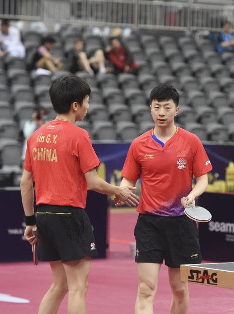 (190328) -- DOHA, March 28, 2019 (Xinhua) -- Ma Long (R) and Lin Gaoyuan of China celebrate after the men\