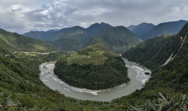 (190417) -- LHASA, April 17, 2019 (Xinhua) -- Combination photo taken on April 9, 2019 shows the Guoguotang Great Ben of the Yarlung Zangbo River in Medog County, Nyingchi City of southwest China\