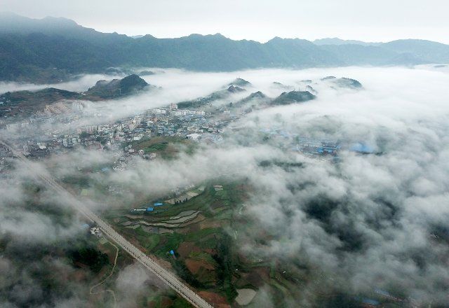 (190425) -- DANZHAI, April 25, 2019 (Xinhua) -- Aerial photo taken on April 25, 2019 shows the scenery of advection fog in Danzhai County, southwest China\