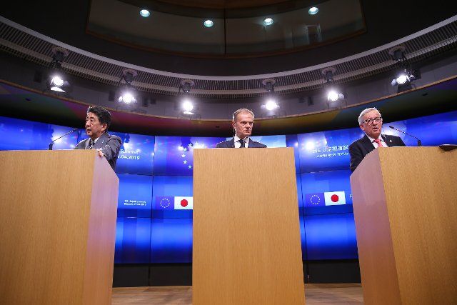 (190425) -- BRUSSELS, April 25, 2019 (Xinhua) -- European Commission President Jean-Claude Juncker (R), European Council President Donald Tusk (C) and Japanese Prime Minister Shinzo Abe attend a press conference during the EU-Japan Summit in Brussels, Belgium, April 25, 2019. The 26th Summit between the EU and Japan took place in Brussels on Thursday afternoon, with European Commission President Jean-Claude Juncker and European Council President Donald Tusk meeting with Japanese Prime Minister Shinzo Abe. (Xinhua\/Zhang Cheng)
