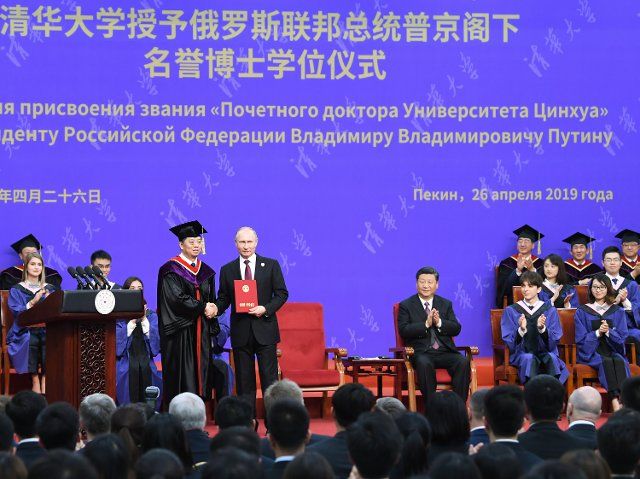 (190426) -- BEIJING, April 26, 2019 (Xinhua) -- Chinese President Xi Jinping attends a ceremony at which Tsinghua University awards Russian President Vladimir Putin an honorary doctorate in Beijing, capital of China, April 26, 2019. (Xinhua\/Wang Ye)