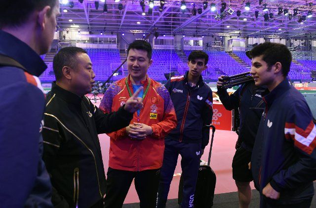 (190419) -- BUDAPEST, April 19, 2019 (Xinhua) -- Chinese Table Tennis Association President Liu Guoliang (2nd L) talks with Kanak Jha of the United States after the practice section of the 2019 ITTF World Table Tennis Championships in Budapest, capital of Hungary, on April 19, 2019. (Xinhua\/Tao Xiyi